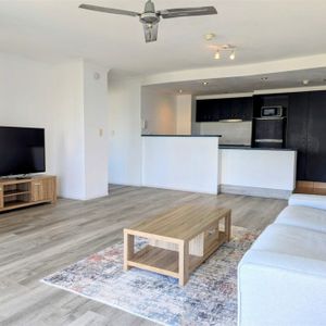 Central Surfers Paradise 100 m2 extra Large furnished 2 bedroom 2 bathroom apartment, - Photo 2