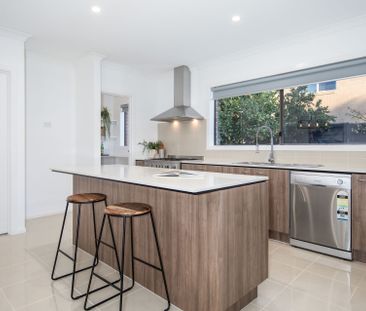 Modern chic, bright and spacious home in quiet convenient location - Photo 2