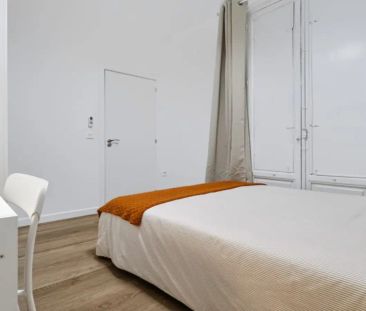 Room in a shared 10-bedroom apartment for rent in Sol. - Photo 4
