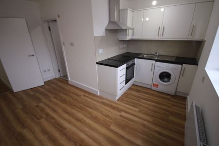 6A Lees Parade Uxbridge UB10 0PQ - Photo 3