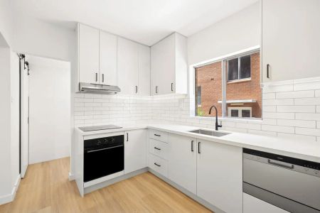 “Freshly Renovated Apartment with Lock-Up Garage in Boutique Block of 12” - Photo 4