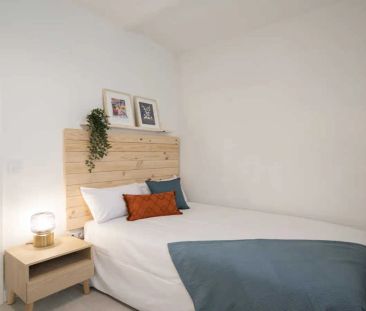 Room in a shared 17-bedroom apartment for rent in Vallehermoso - Foto 4