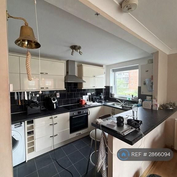 1 bedroom in a flat share to rent - Photo 1
