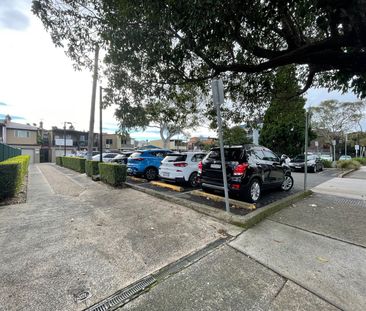 Oversized neat and tidy 2-bedroom shop top flat - Photo 6