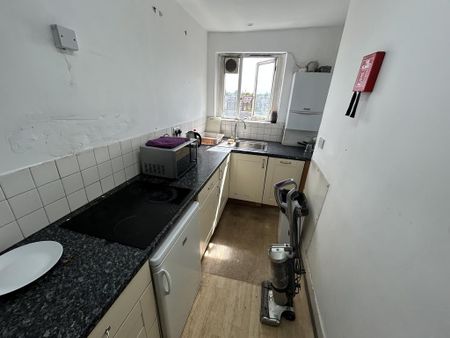 1 bedroom in a flat share to rent - Photo 3