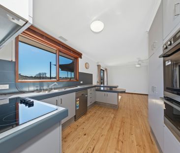Spacious 3 Bedroom Home - Photo 6