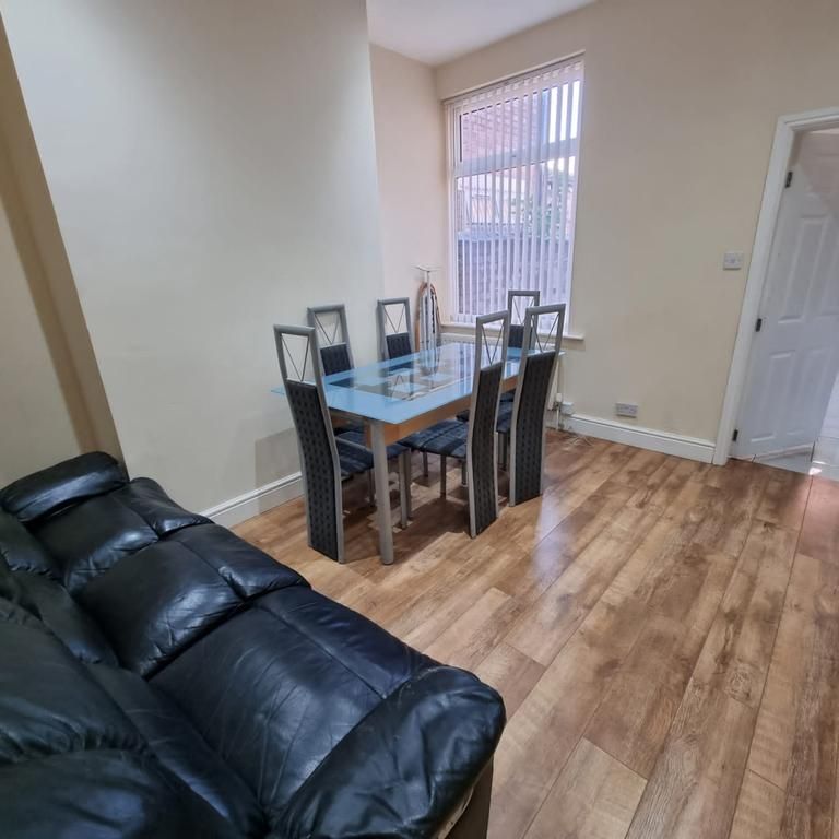 4 bedroom terraced house to rent - Photo 1