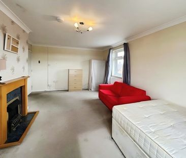 One-Bedroom House share - Photo 2