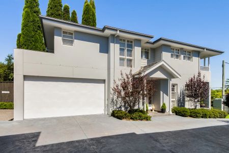 Elegant and Easy-Care Living in a Desirable Bowral Pocket - Photo 2