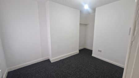 4 bedroom flat to rent - Photo 3