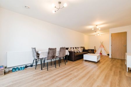 3 Bed Flat, Heron Place, E16 - Photo 2