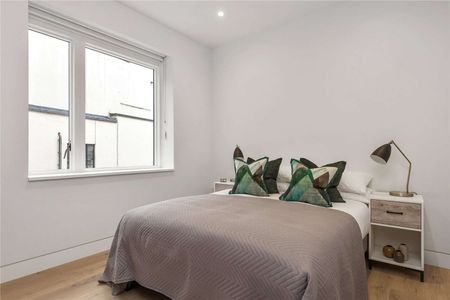 An attractive three bedroom flat in a stylish new development near Holland Park and Latimer Road - Photo 3