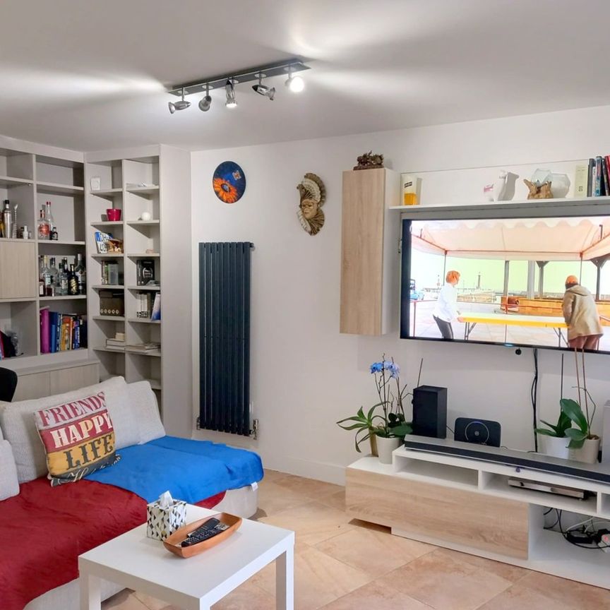 3 Bed Flat, St. Georges Grove, SW17 - Photo 1