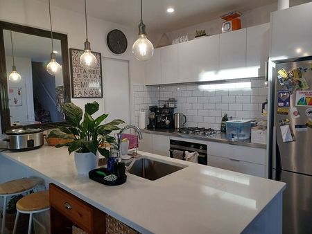 Fantastic 3bed 2 bath townhouse in great location - Photo 3