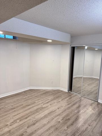 For Lease - 28 piccadilly Road, Richmond Hill, Ontario - Photo 2