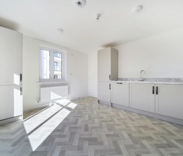 3 bedroom semi-detached house to rent - Photo 6