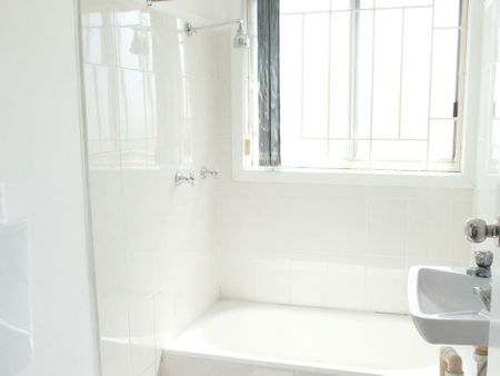 Spacious one bedroom studio with water included in rent! - Photo 5