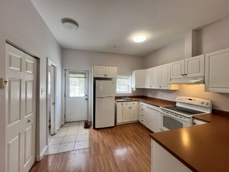 3 LEVEL SPACIOUS TOWNHOUSE | 286 CROWN DRIVE | AVAILABLE OCT 15 - Photo 3