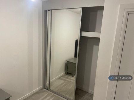 1 bedroom in a flat share to rent - Photo 4