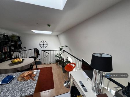 1 bedroom in a flat share to rent - Photo 4