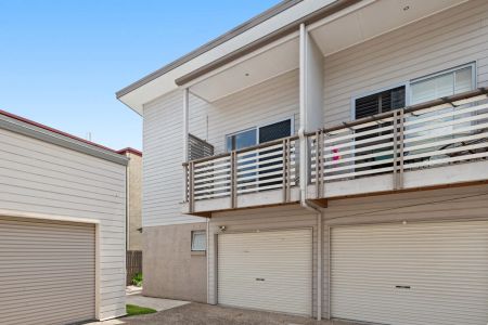 Modern Boutique Townhome Living in Prime Coorparoo Location - Photo 3