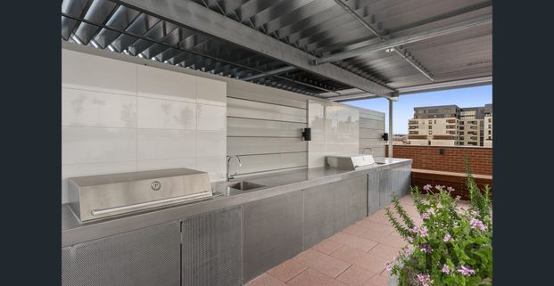 SPACIOUS 2 BEDROOM + 1 BATHROOM APARTMENT! - Photo 1