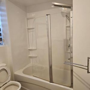 Magnifique 4 ½ au 991 Rue Alfred-Laliberté à Laval, situé dans un quartier tranquille et recherché, proche de tous les services. - Photo 2