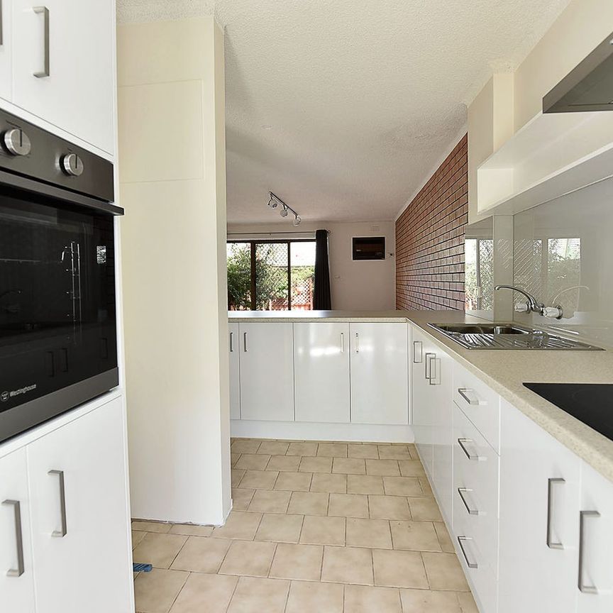 Stylish 2-Bedroom Townhouse in Moonee Ponds! - Photo 1