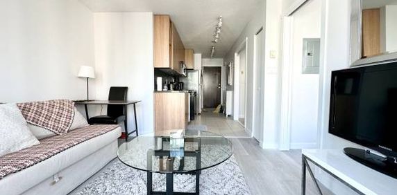 Vancouver Furnished Condo Rental – 1 Bed, 1 Bath, Office Den, Patio - Photo 2