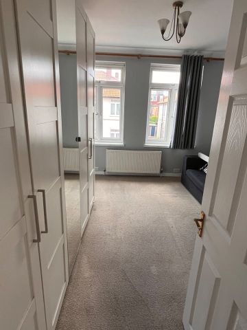 3 Bed Flat, Meade Close, W4 - Photo 5