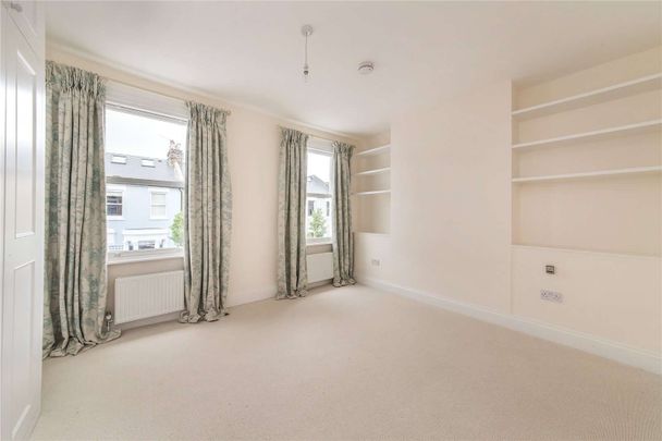 Beautifully presented three bedroom home situated in the heart of Parsons Green, featuring a private garden - Photo 1