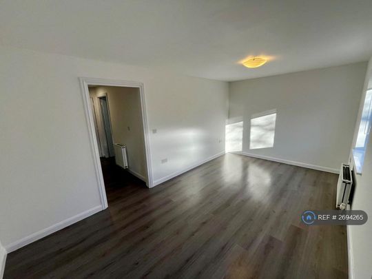 3 bedroom end of terrace house to rent - Photo 1