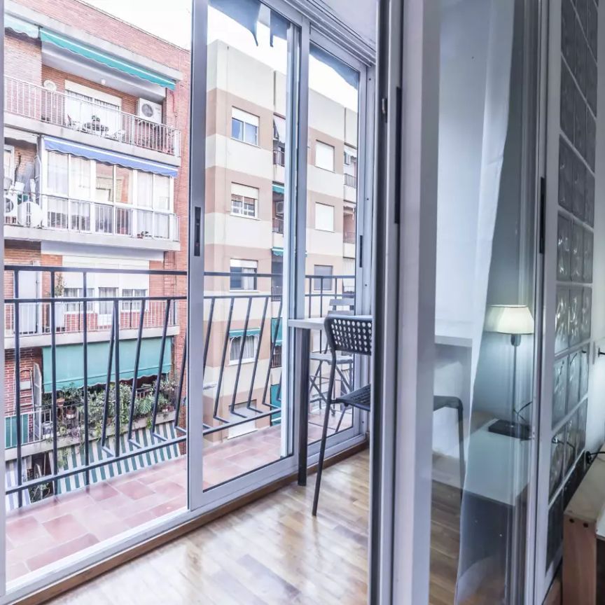 Room in a shared 6-bedroom apartment for rent in Els Orriols, Valencia - Photo 1