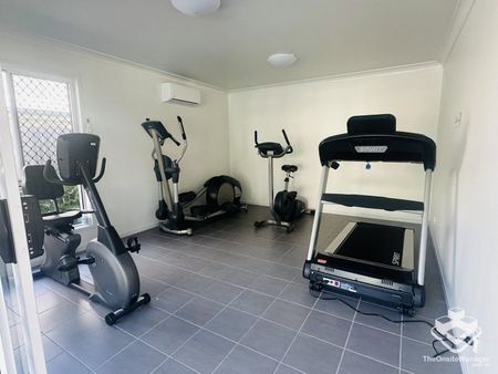 Townhouse - 4 Bedrooms, 3 Bathrooms, Double Lock up Garage - Photo 4