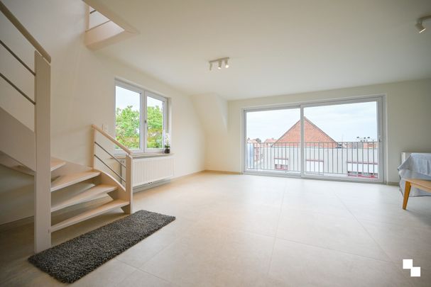 Stijlvol en energiezuinig gerenoveerd duplexappartement in kleinschalige residentie te Emelgem, Izegem - Photo 1