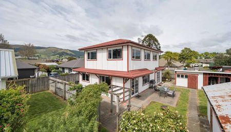 Private, Modern Family Oasis – 5 Min Walk to CBD - Photo 5