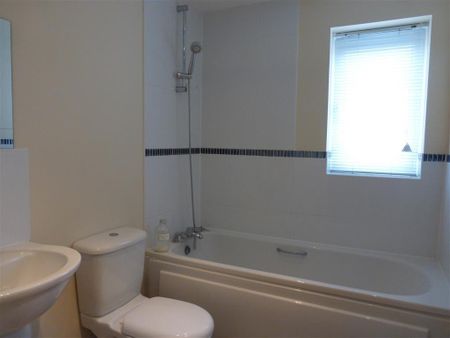 Twickenham Close, SWINDON - Photo 3