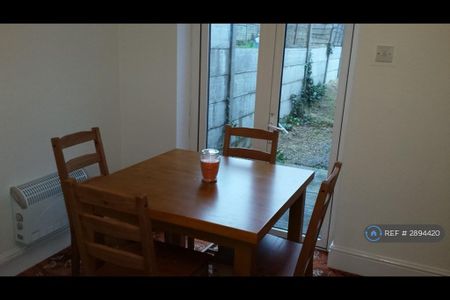 1 bedroom in a house share to rent - Photo 5