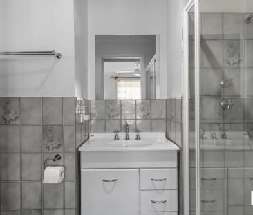 Spacious 4-Bed, 2-Bath Family Home on Large 950 m² Block at 8 Athen... - Photo 1