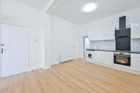 2 Bed Flat, Kensington Gardens, IG1 - Photo 3