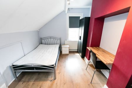 A Hartley Avenue, Woodhouse, Leeds - Photo 2