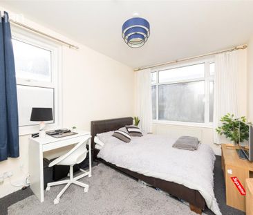 3 bedroom flat to rent - Photo 2