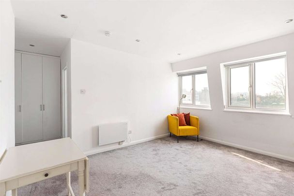 An attractive third floor flat in excellent condition with high ceilings in a splendid terraced Victorian property. - Photo 1