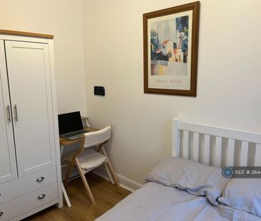 1 bedroom in a house share to rent - Photo 2