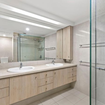 Executive South Bank Apartment with Uninterrupted City & Parkland Views - Photo 5