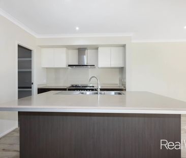 Spacious & Homely Property in Desirable Springfield Lakes, convenie... - Photo 4