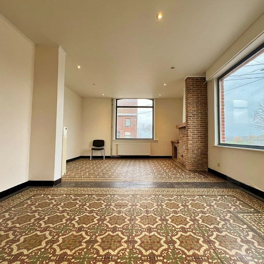 Gelijkvloers appartement met koer en autostandplaats - Photo 1