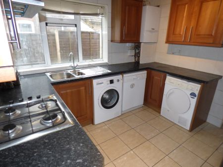 2 bedroom Flat for rent - Photo 3