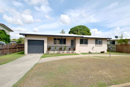 :: CHARMING HOME IN ONE OF OUR MOST POPULAR SUBURBS &mldr; BONUS BIG DECK! - Photo 4