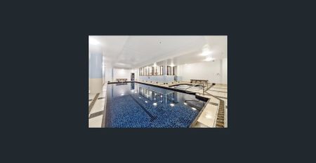 Furnished large 1-bedroom apartment with lock-up garage and private backyard - Photo 3